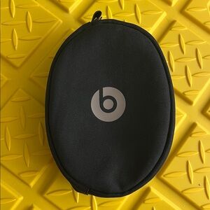 Beats by Dr. Dre Soft Padded Headphone Case Preowned